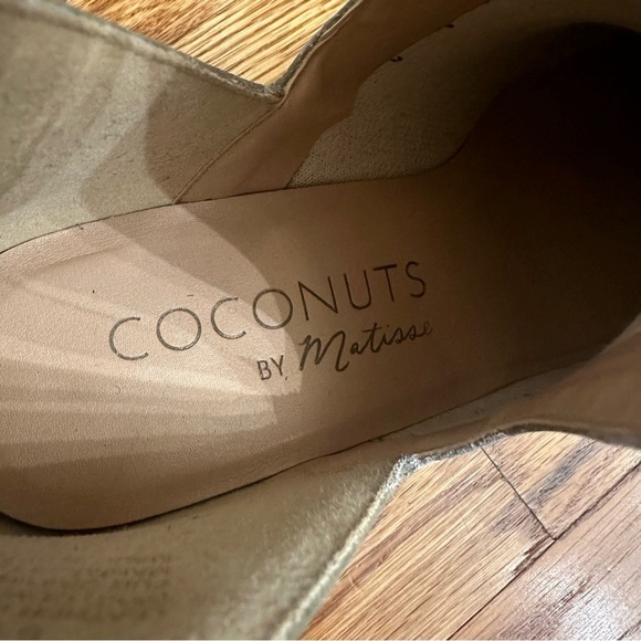 Coconut by Matisse Cream and Gold Leather and Cow Fur ‘Pronto’ Booties size 6.5 - Picture 9 of 10